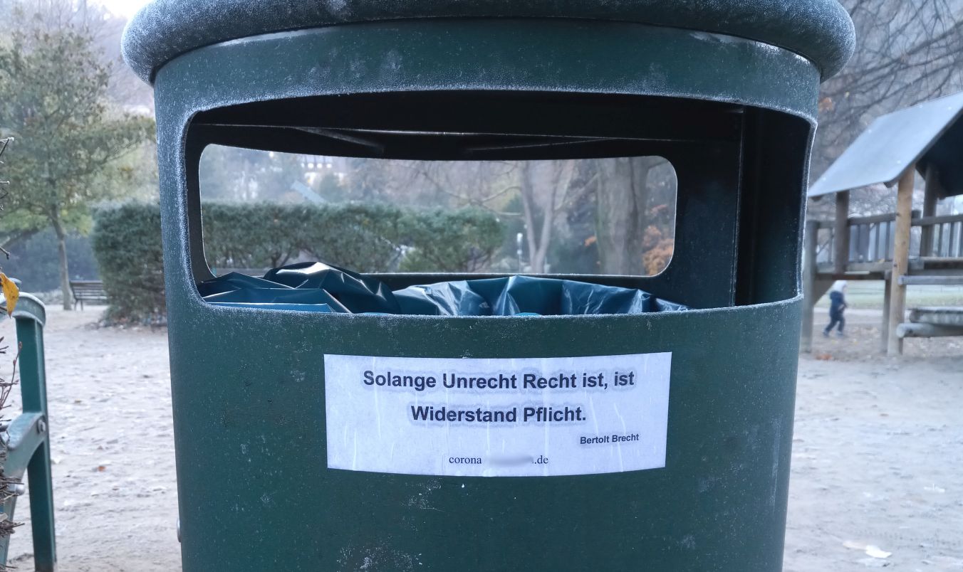Brecht-Zitat auf Mülleimer