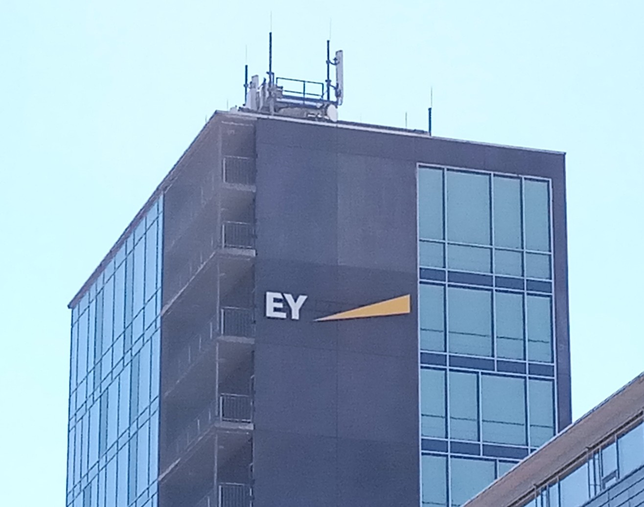 EY-Logo am Bahnhof in Freiburg