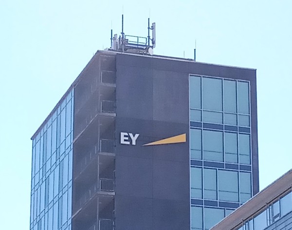 EY-Logo am Bahnhof in Freiburg